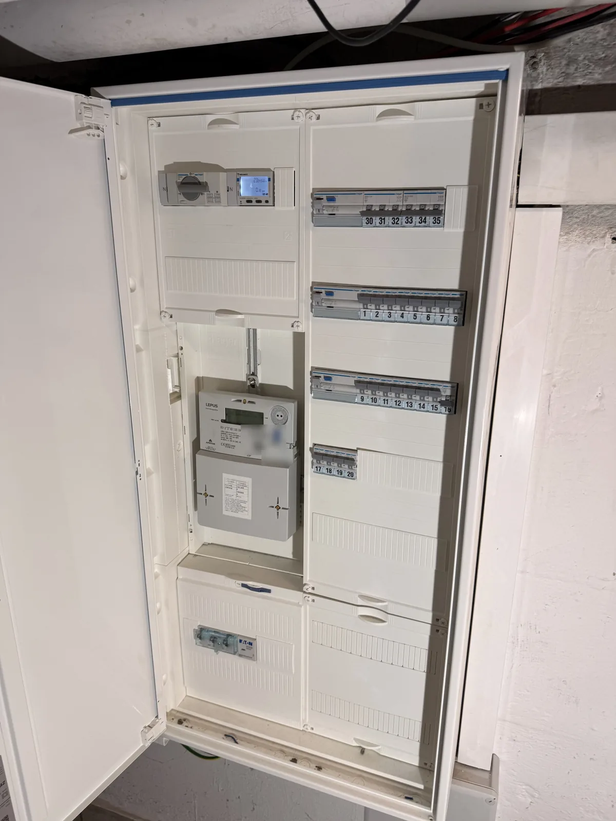 Neuer normgerechter Zählerschrank mit sauber aufgeteilten Stromkreisen