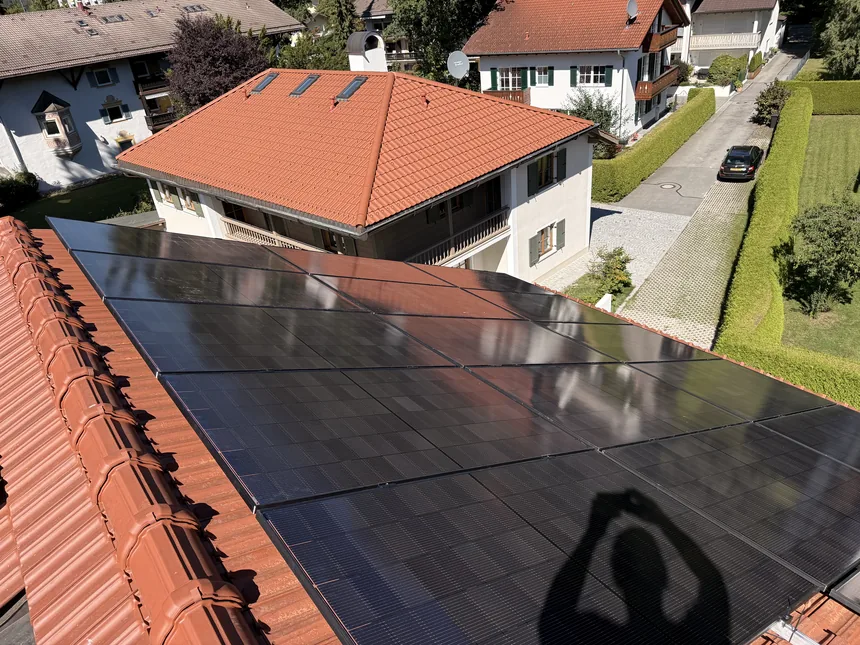 Full-Black Photovoltaik-Anlage auf einem Ziegeldach in Garmisch-Partenkirchen