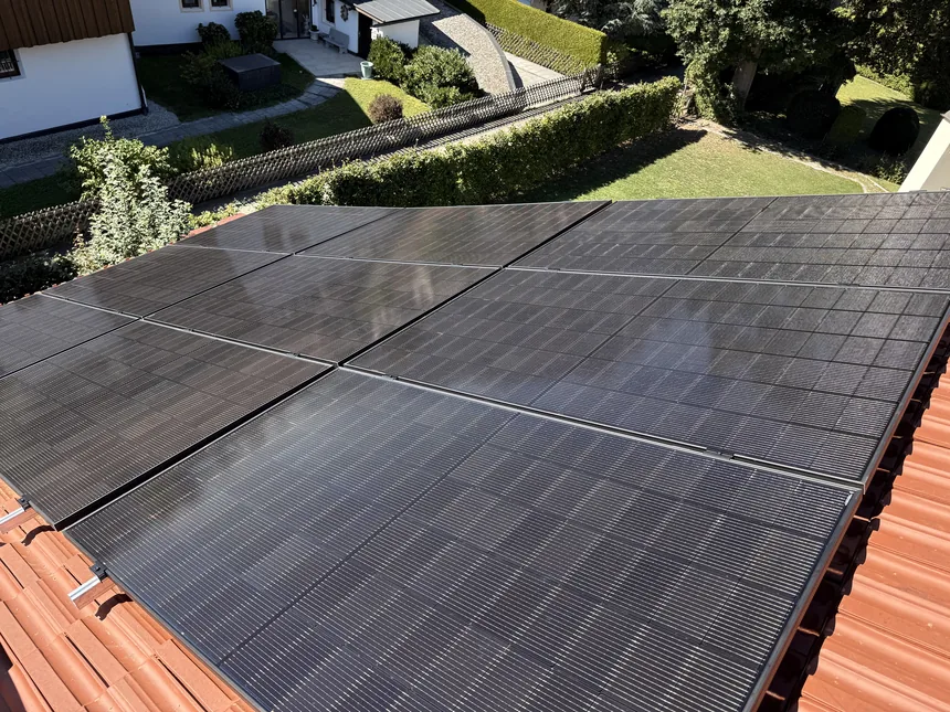 Schrägansicht des Modulfelds der Sungrow-Anlage