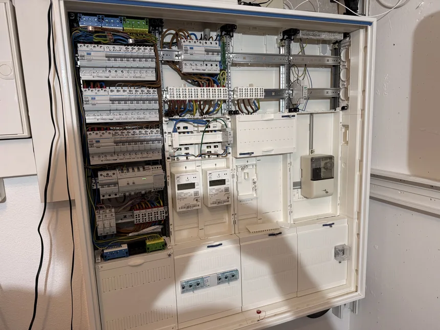 Neuer Zählerschrank vor der Montage der Photovoltaik-Anlage