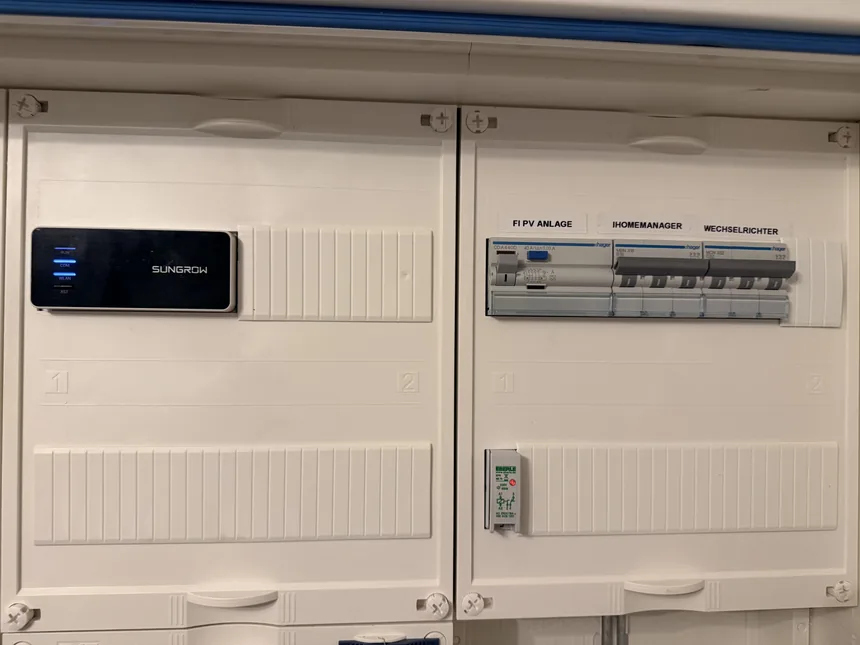 Beschrifteter Zählerschrank mit FI PV-Anlage, iHomeManager und Wechselrichter