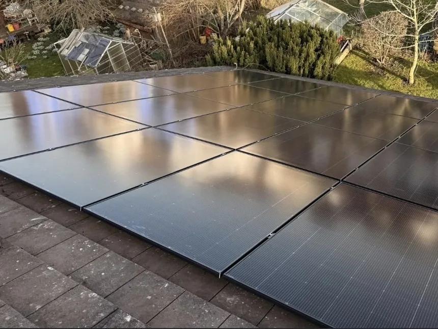 Fertiges Modulfeld einer 8-kWp-Photovoltaik-Anlage in Full Black