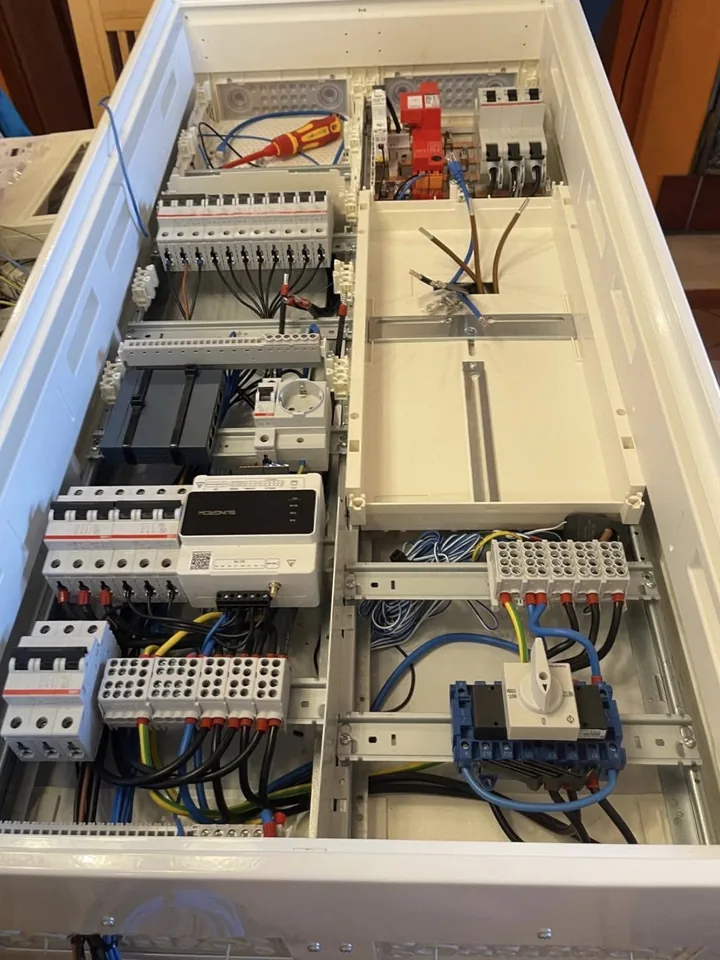 Neu aufgebauter Zählerschrank nach aktueller Norm mit Sungrow-Datenlogger