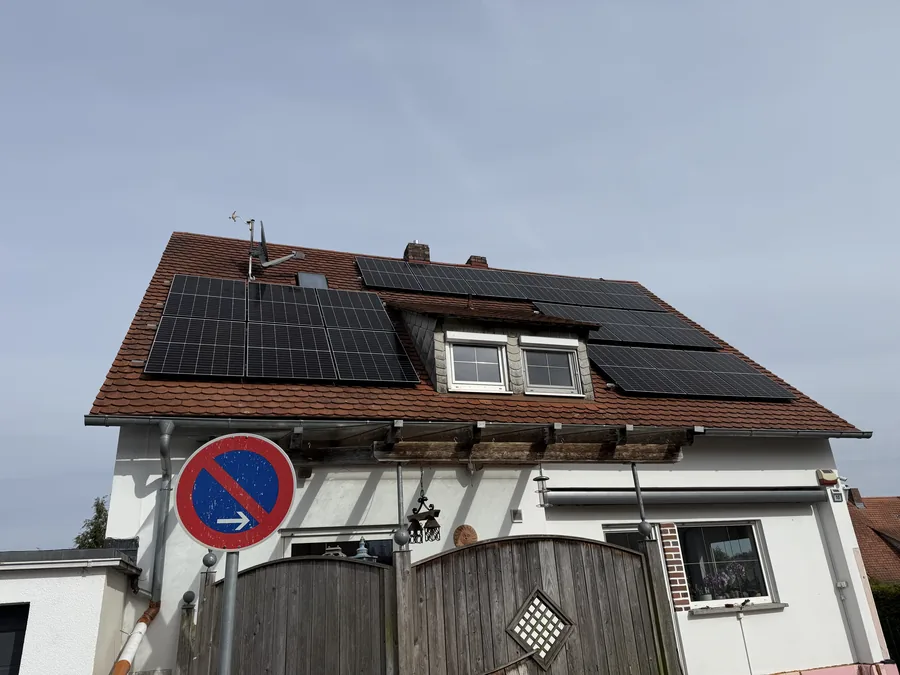 11 kWp Photovoltaik-Anlage auf einem Satteldach mit Gaube in Hilpoltstein