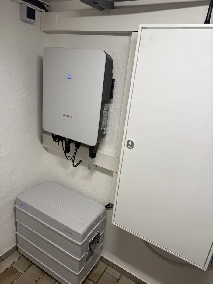 Sungrow-Hybrid-Wechselrichter mit Speicher neben dem Zählerschrank