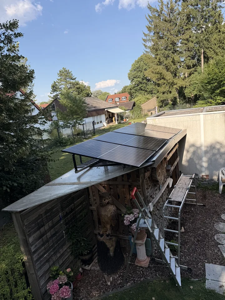 Aufgeständertes Anker-Balkonkraftwerk mit 2000 Watt auf einem Gartenunterstand in Puchheim